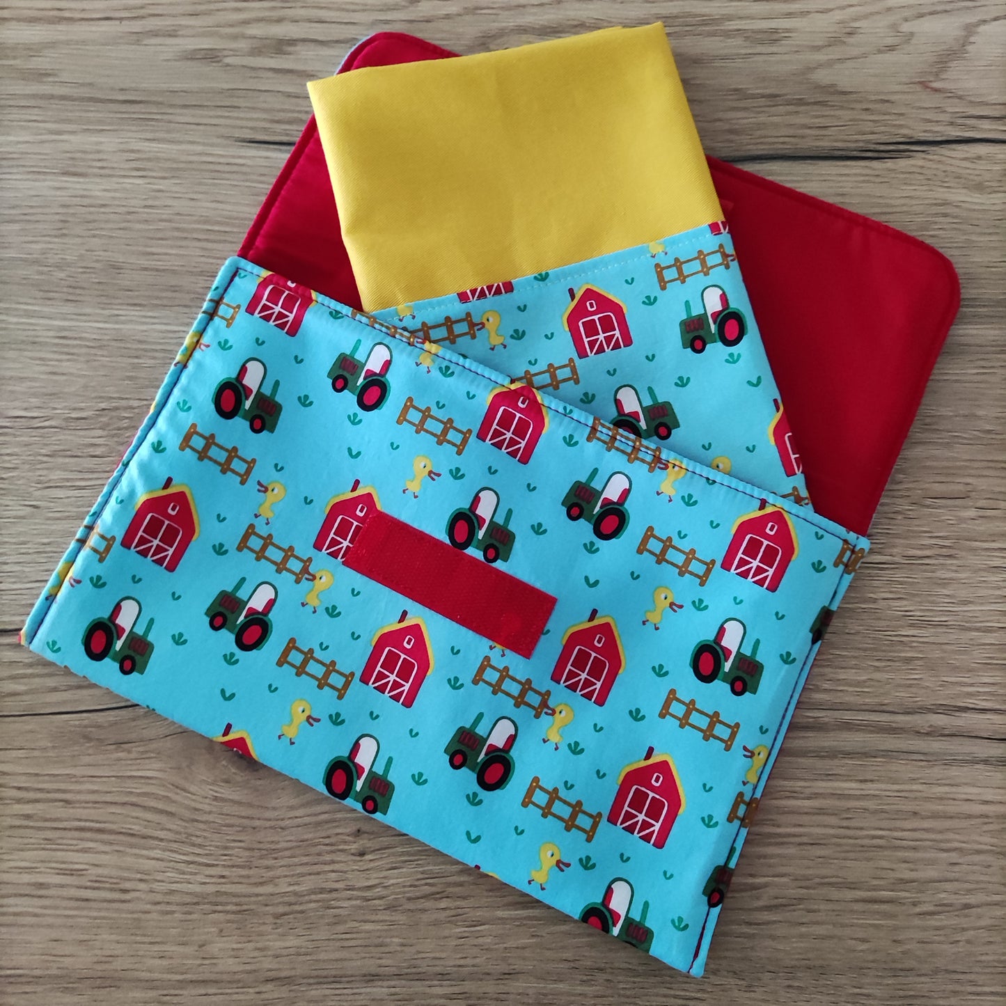 Porta tovagliolo asilo con tovagliolo - Fantasia fattoria fienile rosso