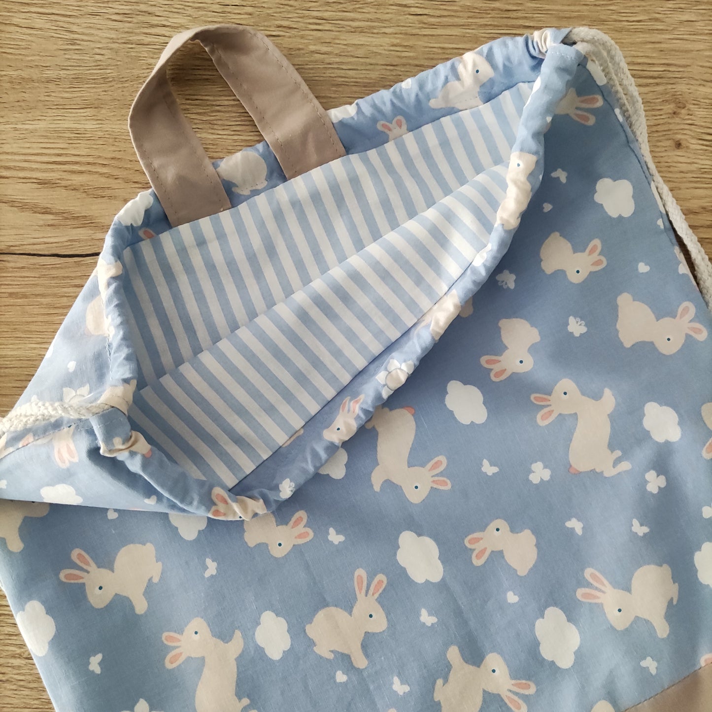 Sacca zainetto con coniglio azzurro