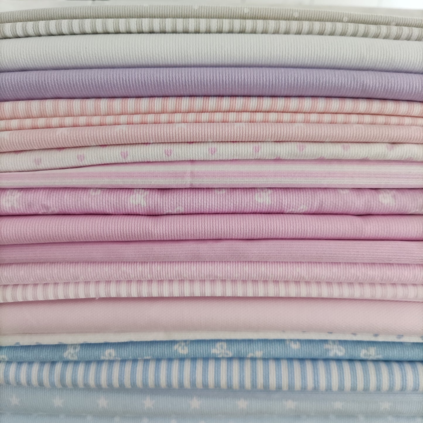 Cesta porta trucchi e prodotti con fiocchetto