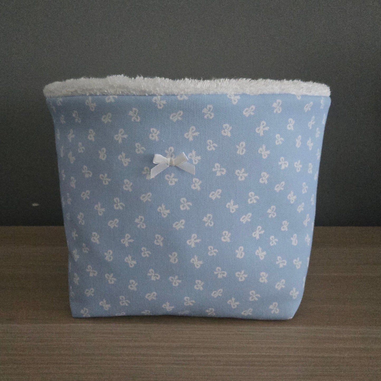 Cesta porta trucchi e prodotti con fiocchetto