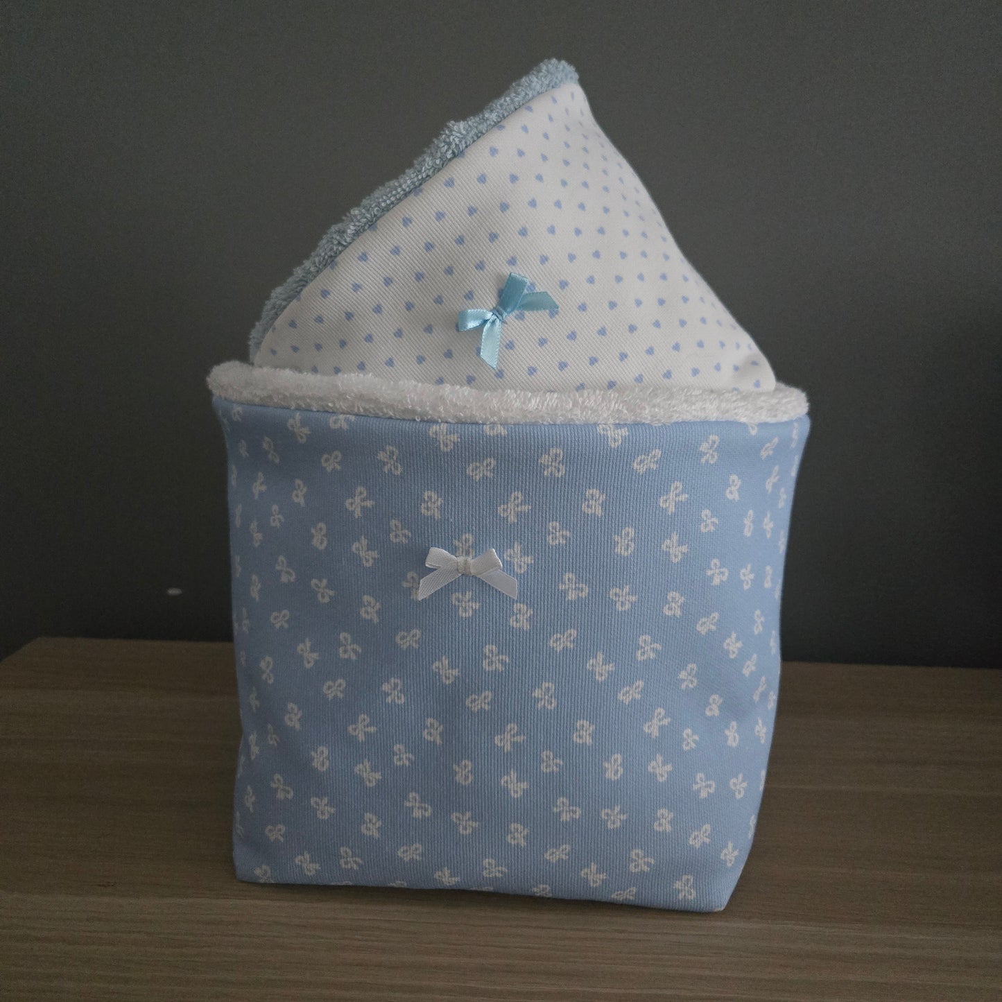 Cesta porta trucchi e prodotti con fiocchetto