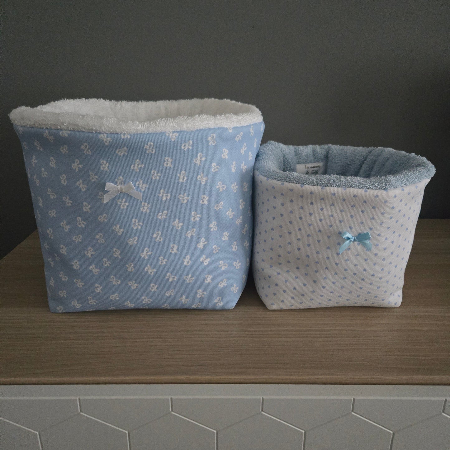 Cesta porta trucchi e prodotti con fiocchetto
