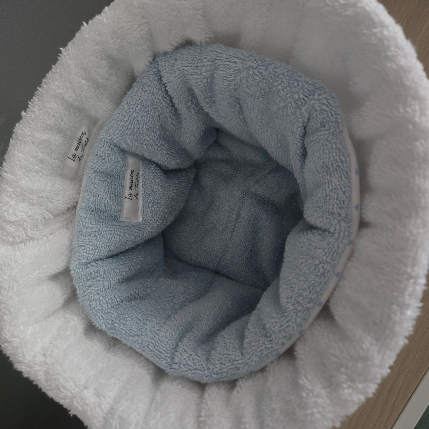 Cesta porta trucchi e prodotti con fiocchetto