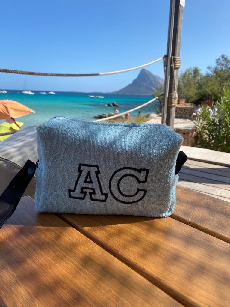 Pochette in spugna con iniziali ricamate