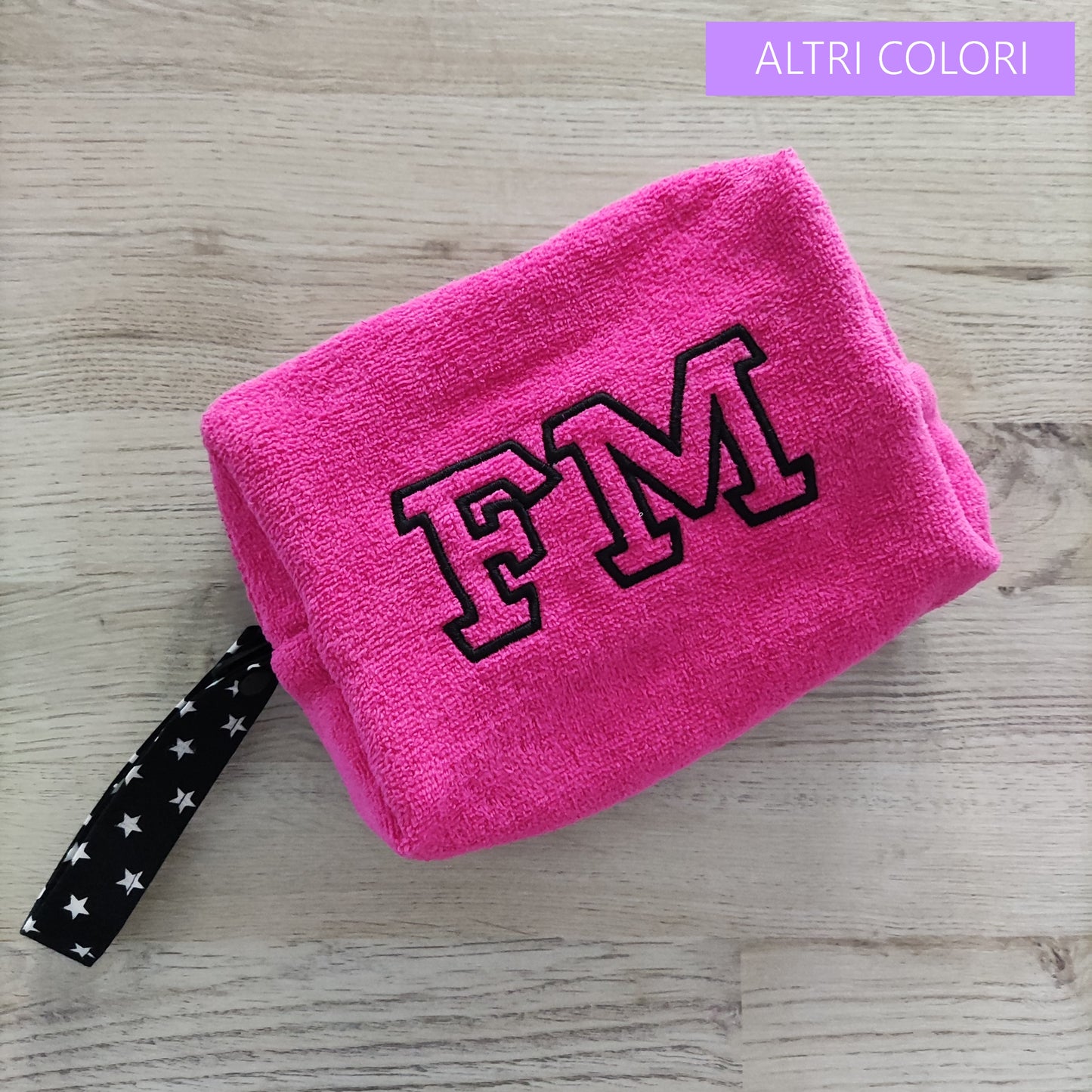 Pochette in spugna con iniziali ricamate