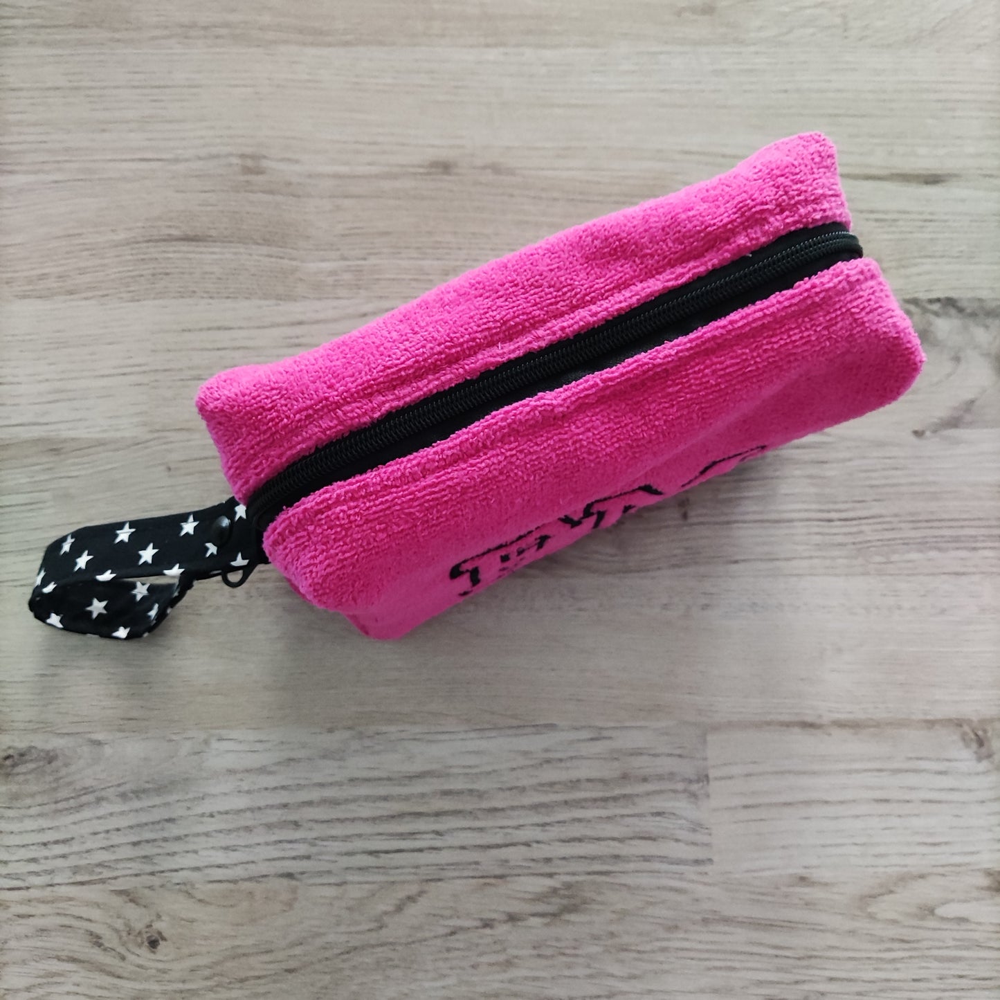 Pochette in spugna con iniziali ricamate