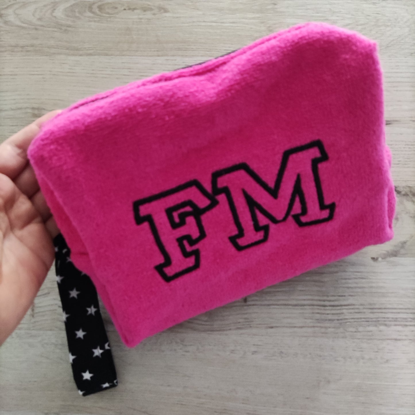 Pochette in spugna con iniziali ricamate