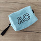 Pochette in spugna con iniziali ricamate