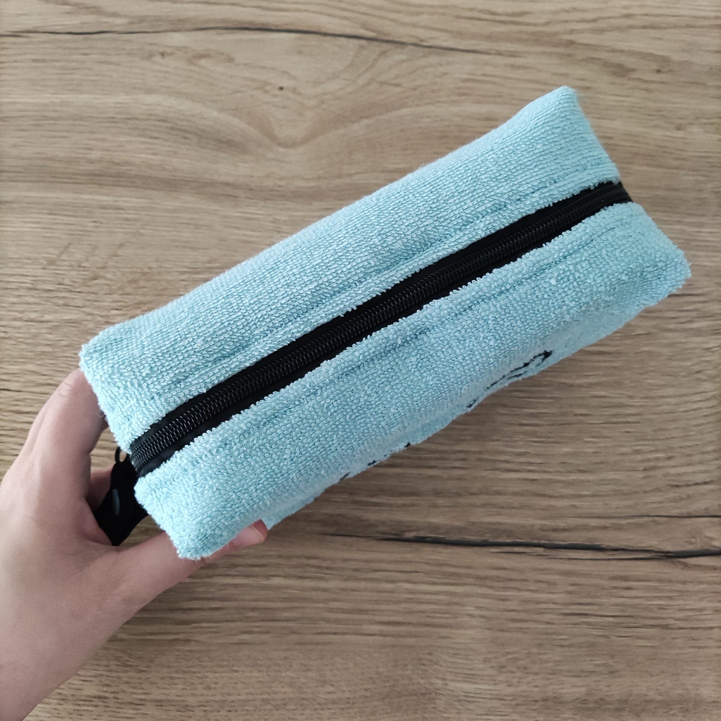 Pochette in spugna con iniziali ricamate