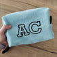 Pochette in spugna con iniziali ricamate