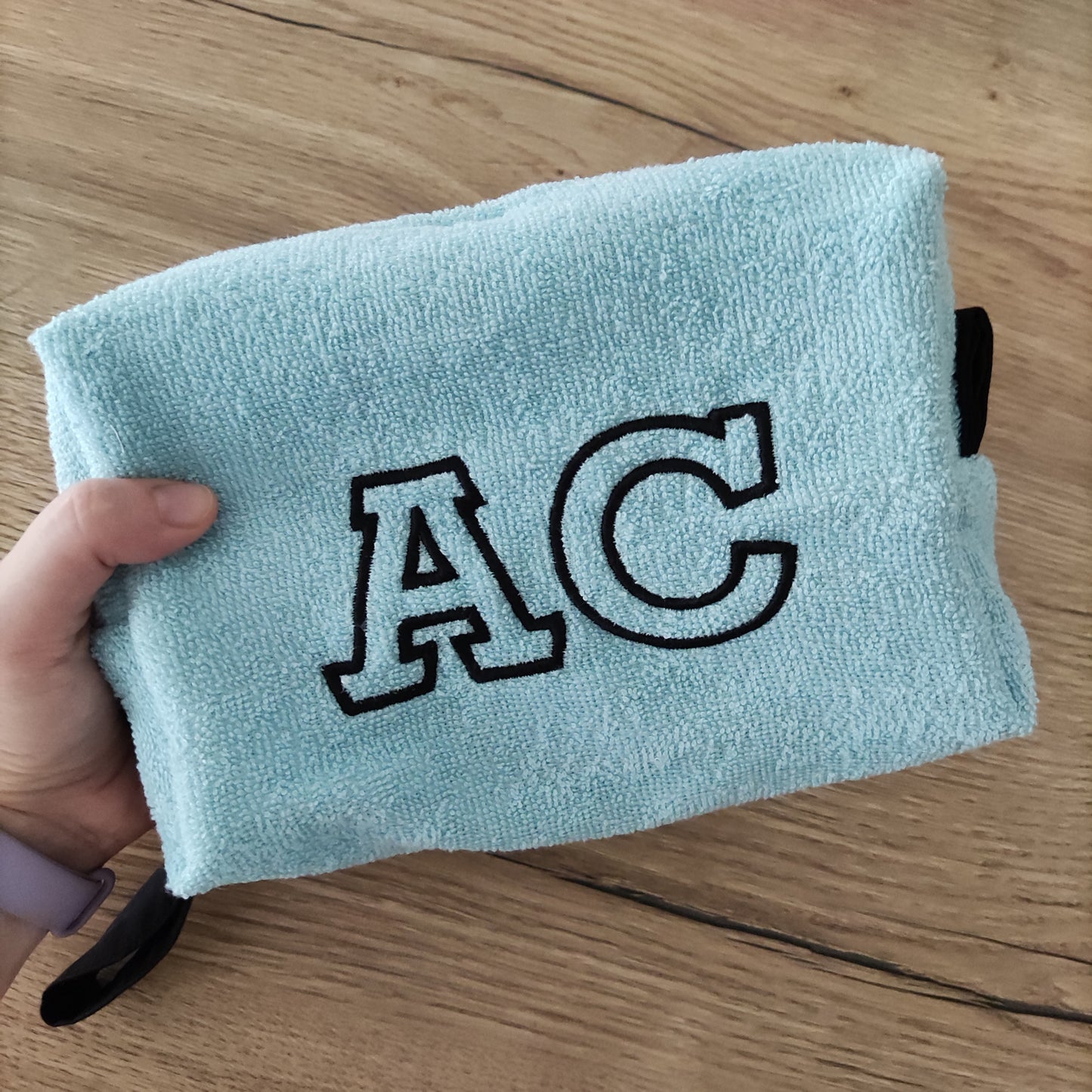 Pochette in spugna con iniziali ricamate