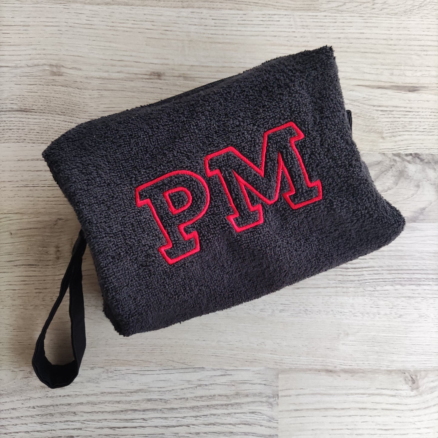Pochette in spugna con iniziali ricamate