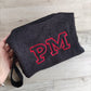 Pochette in spugna con iniziali ricamate