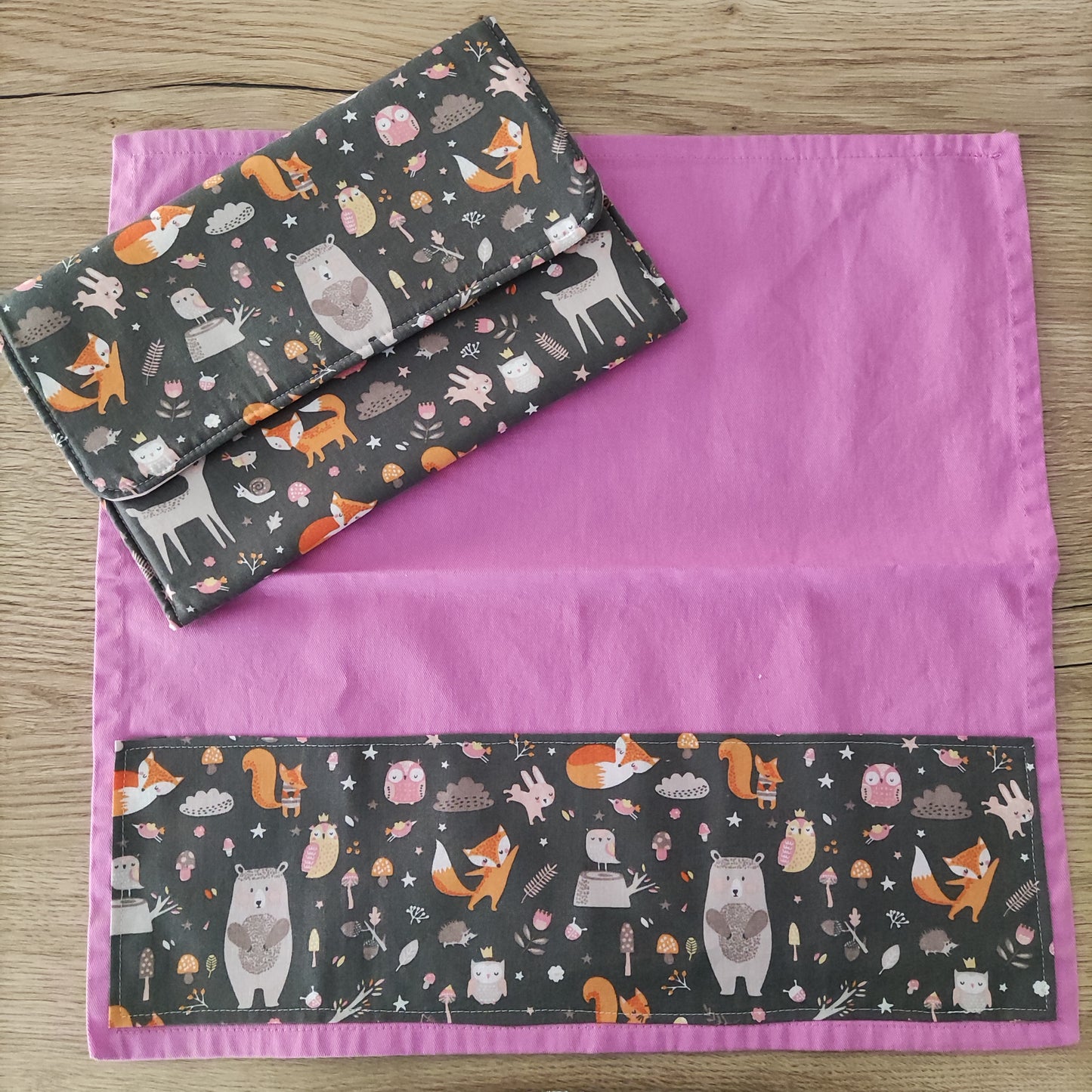 Porta tovagliolo asilo con tovagliolo - Fantasia bosco rosa