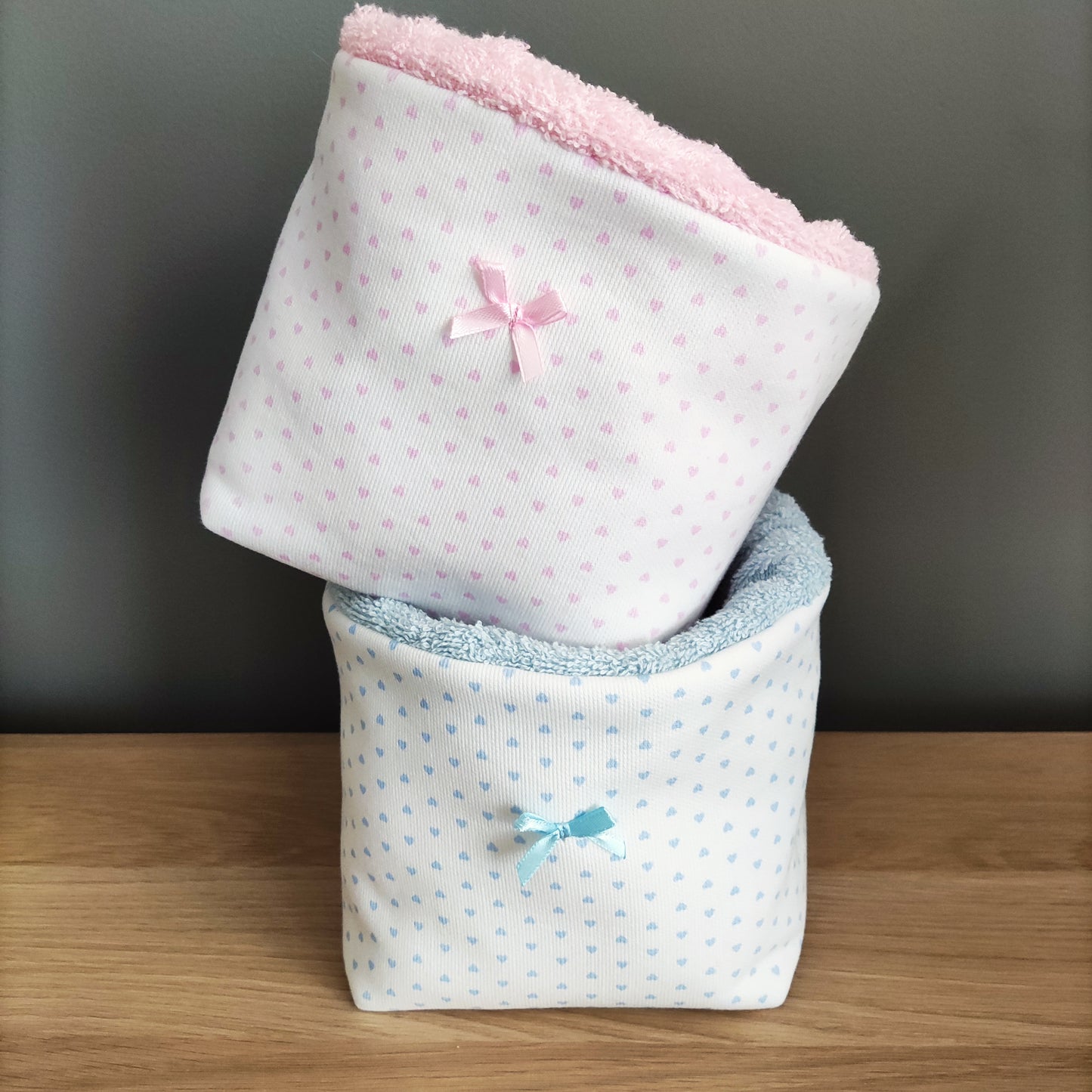 Cesta porta trucchi e prodotti con fiocchetto