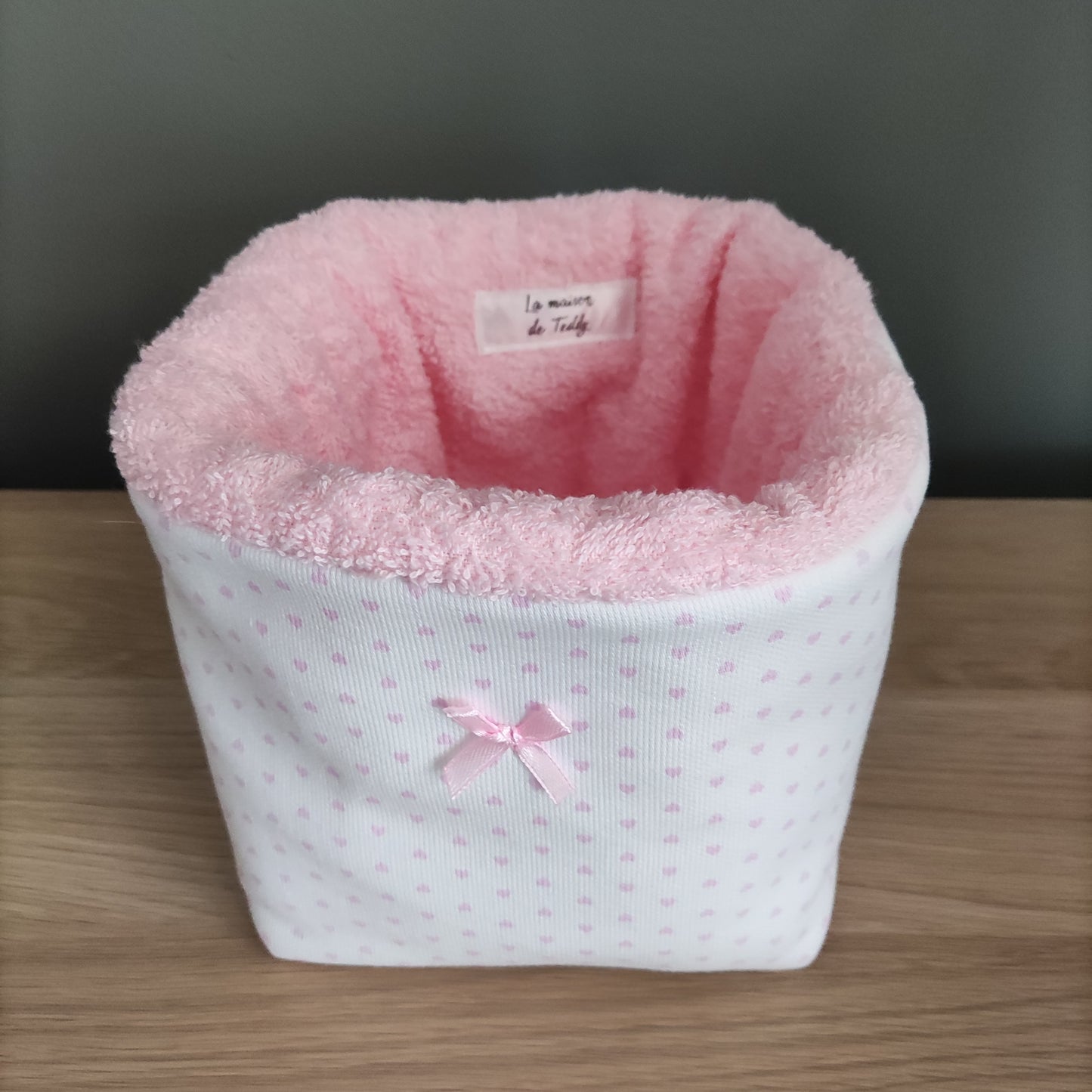 Cesta porta trucchi e prodotti con fiocchetto