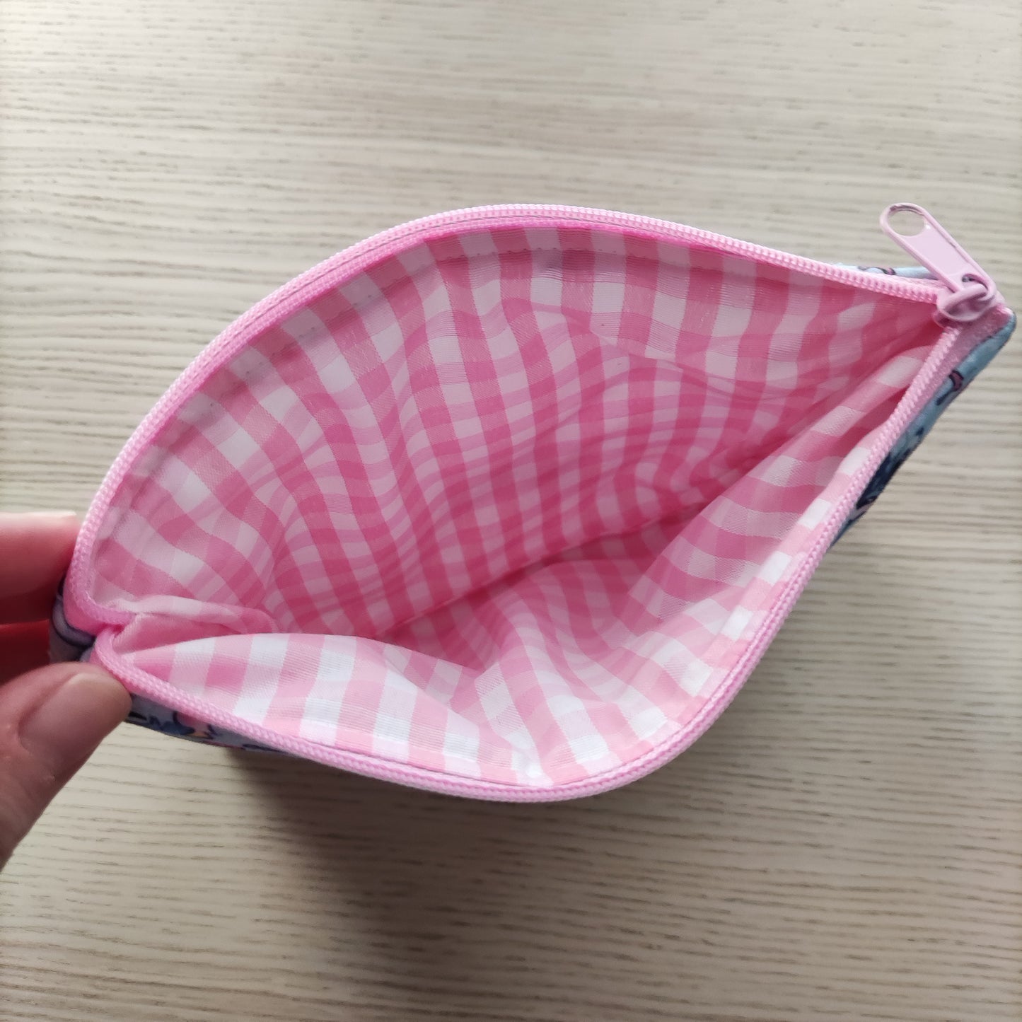 Pochette Stitch azzurra piatta misura media