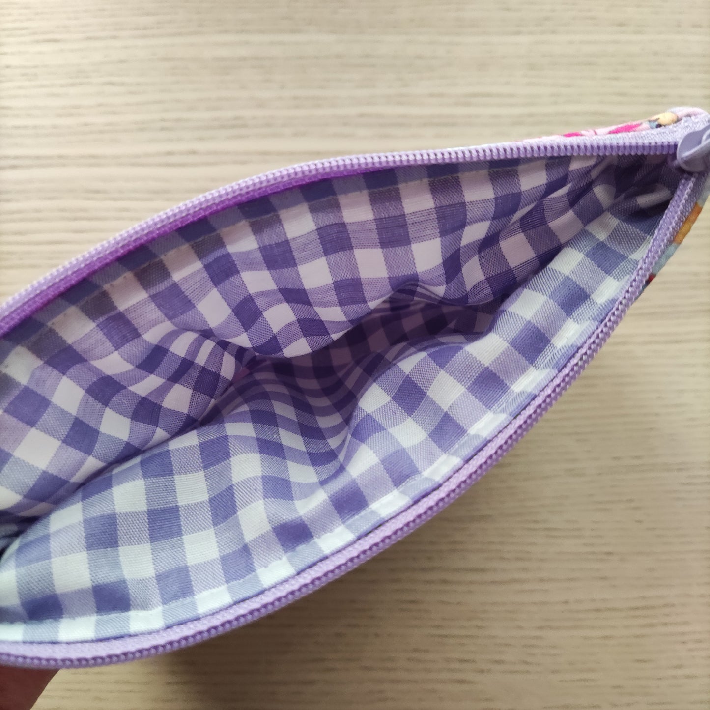 Pochette Stitch rosa piatta misura media