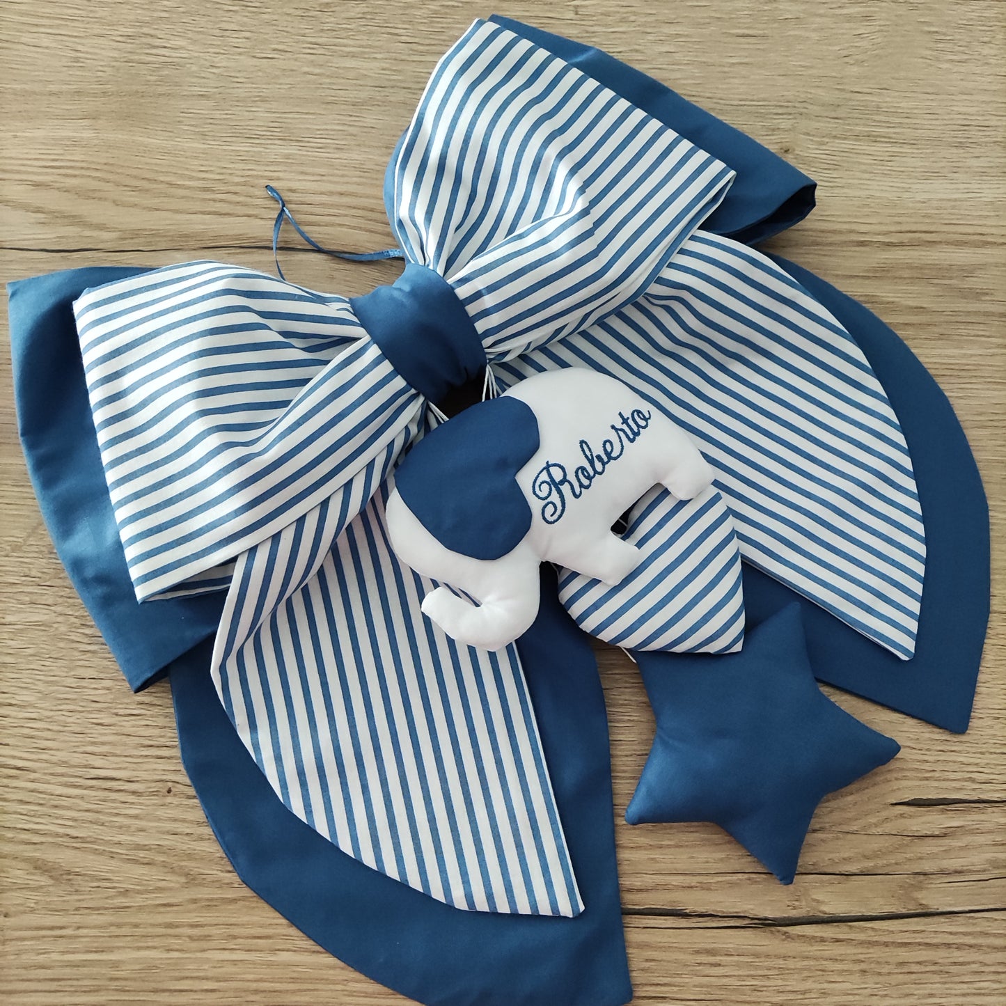 Fiocco nascita blu chiaro a righe e tinta unita - Soggetto personalizzabile