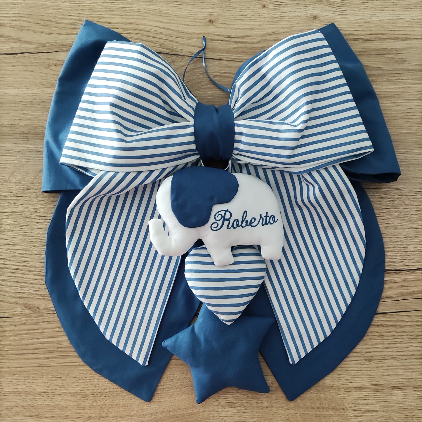 Fiocco nascita blu chiaro a righe e tinta unita - Soggetto personalizzabile