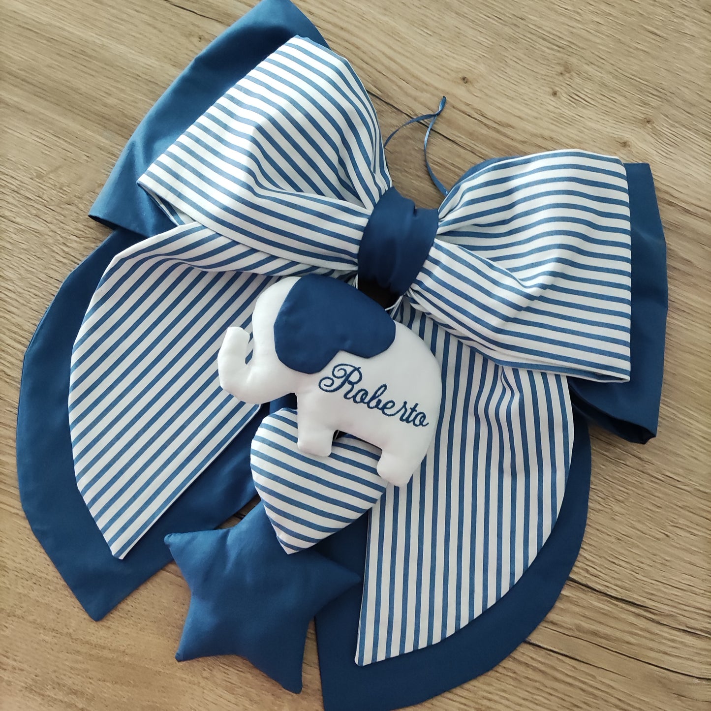 Fiocco nascita blu chiaro a righe e tinta unita - Soggetto personalizzabile